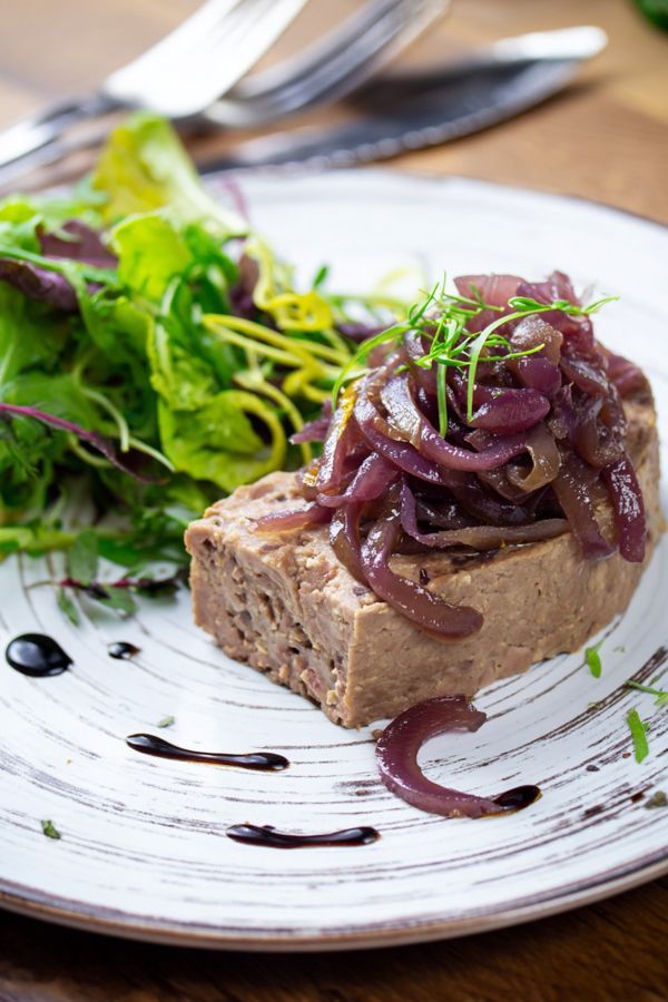 Pork pâté with caramelized red onion